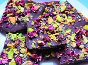 Foto principal de Cuadrados de chocolate con chile y pistachos 🍫 🌶️