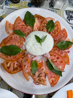 Una foto de Burrata con tomate y albahaca 🥗