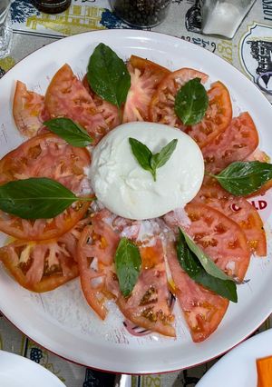 Una foto de Burrata con tomate y albahaca 🥗