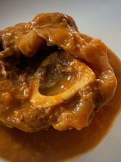 Una foto de Osobuco en salsa