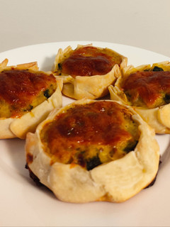 Una foto de Canastitas de zapallitos y cebolla 🥙