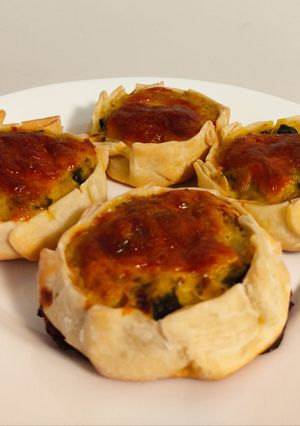 Una foto de Canastitas de zapallitos y cebolla 🥙