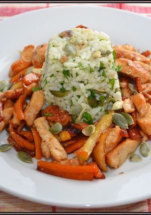 Tökös-almás csirkeragu, tökmagos rizzsel recept fotója