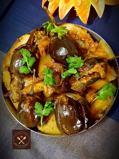 भरवाँ बैंगन और आलू की सब्जी (bharva baingan aur aloo ki sabzi recipe in Hindi) रेसिपी मुख्य फोटो