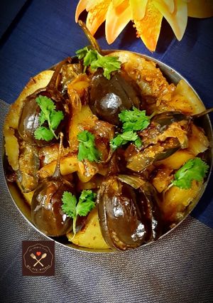 भरवाँ बैंगन और आलू की सब्जी (bharva baingan aur aloo ki sabzi recipe in Hindi) रेसिपी मुख्य फोटो