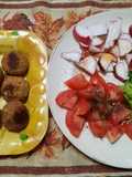 Bolitas de pescado y puré con ensalada
