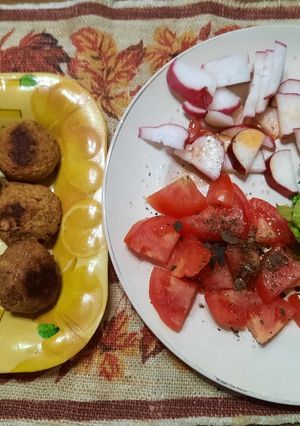Una foto de Bolitas de pescado y puré con ensalada