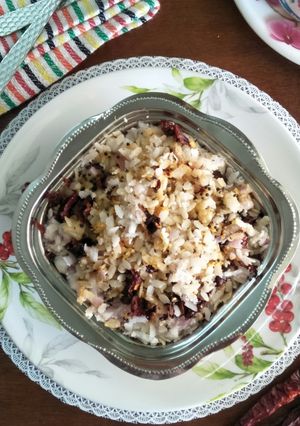 A picture of Aambat goad pohe (sweet and sour flattened rice).