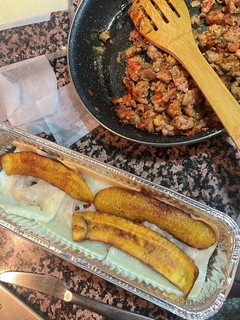 Una foto de Lasaña de carne y plátano maduro o dulce