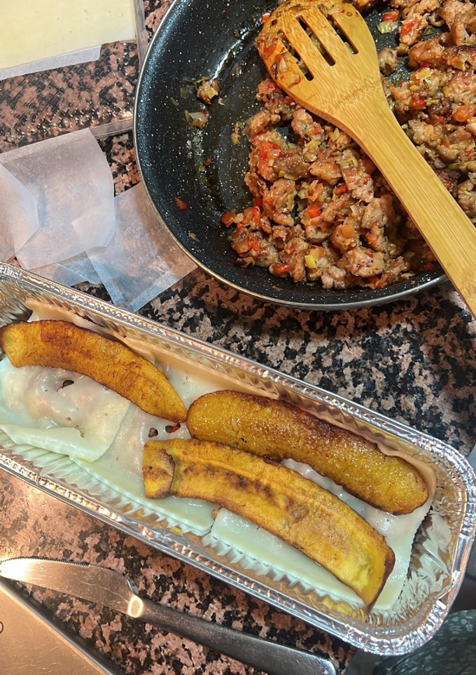 Una foto de Lasaña de carne y plátano maduro o dulce