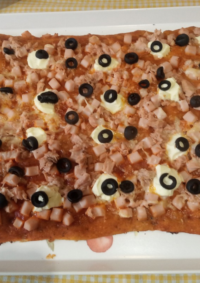 Una foto de Masa de Pizza integral en amasadora con pavo y atún