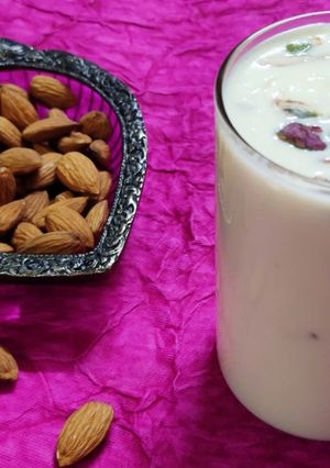 બદામ શેક (Badam Shake Recipe In Gujarati) રેસીપી મુખ્ય ફોટો