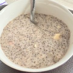 A picture of Chia seed pudding breakfast.