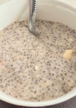 A picture of Chia seed pudding breakfast.