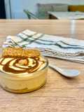 Tarrina de yogur y dulce de leche