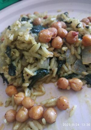 Una foto de Spanakorizo (arroz vegano griego con limón espinaca y garbanzos)