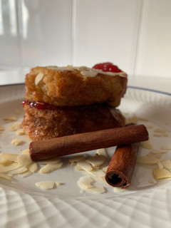 Una foto de Torrijas integrales, rellenas de mermelada casera de fresas, almendras laminadas y almíbar 🥮