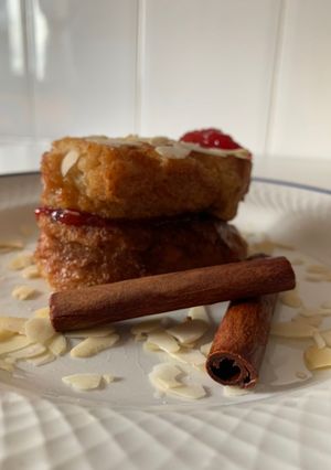 Una foto de Torrijas integrales, rellenas de mermelada casera de fresas, almendras laminadas y almíbar 🥮