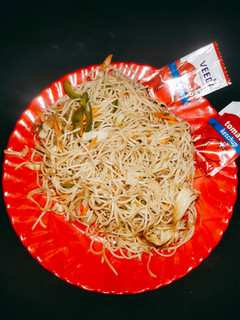 चाऊमिन (chowmein recipe in Hindi) रेसिपी मुख्य फोटो