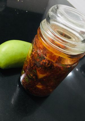 ગુંદા કાચી કેરીનું અથાણું (Gunda Kachi Keri Athanu Recipe In Gujarati) રેસીપી મુખ્ય ફોટો