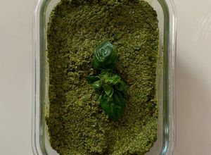 Una foto de Pesto de Albahaca (con almendras)🌿🤍