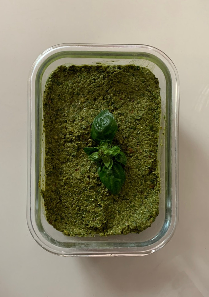 Una foto de Pesto de Albahaca (con almendras)🌿🤍