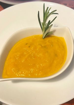 Una foto de Salsa de puerro y zanahoria al romero (Thermomix)
