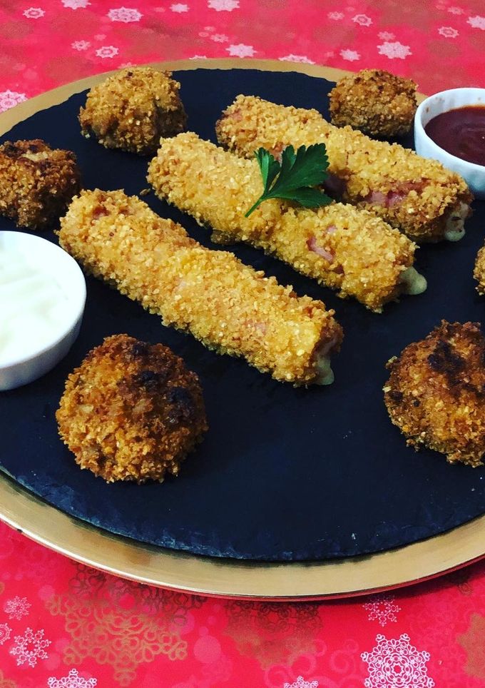 Una foto de Flamenquines de jamón York, queso havarti, espárragos blancos y champiñones