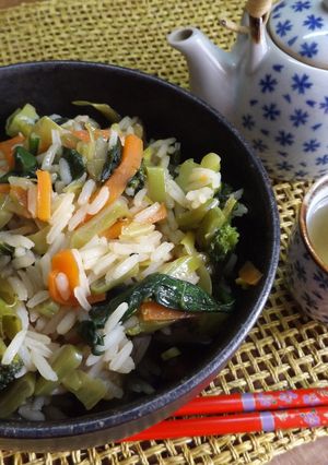 Una foto de Arroz con verduras con soja y salsa de ostras