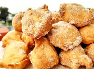 Una foto de Buñuelos de manzana 🍎 y canela