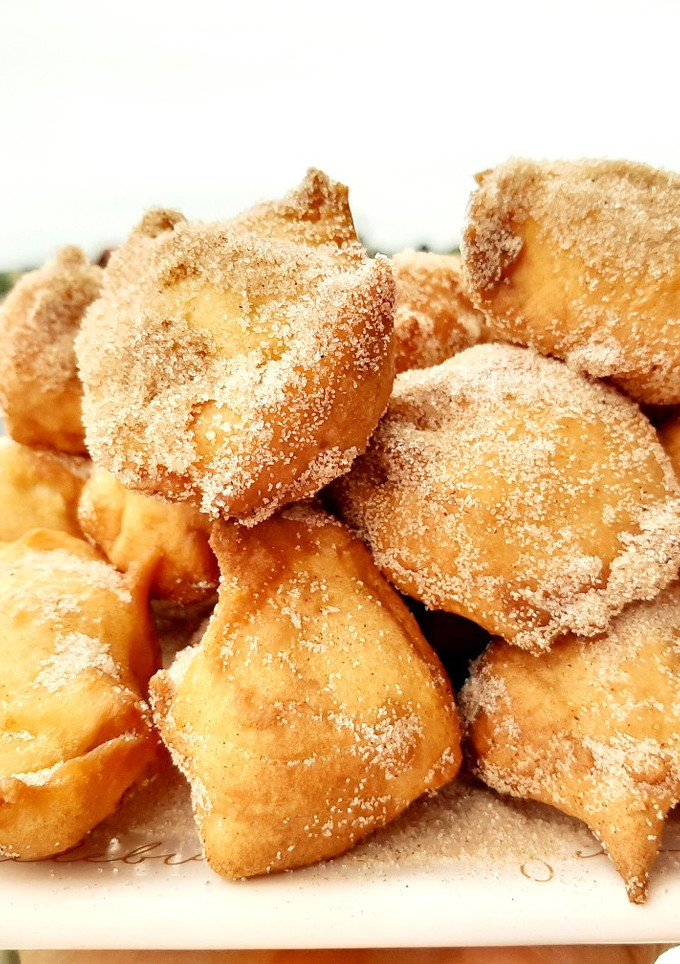 Una foto de Buñuelos de manzana 🍎 y canela