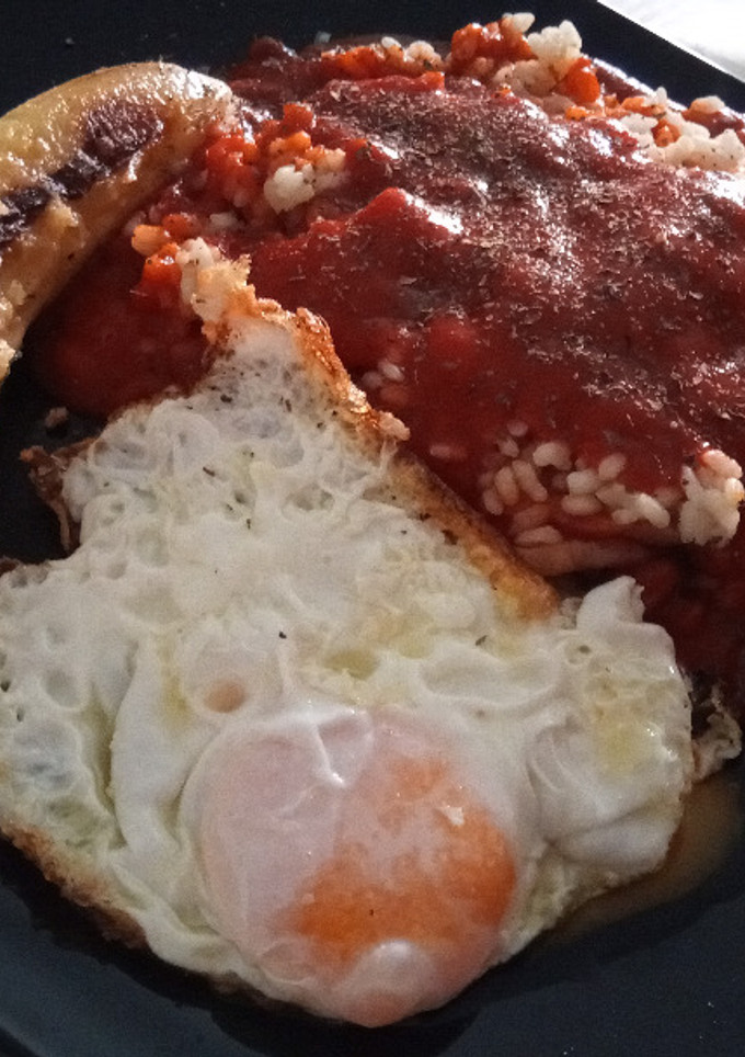 Una foto de Arroz a la Cubana con Tiras de Panceta