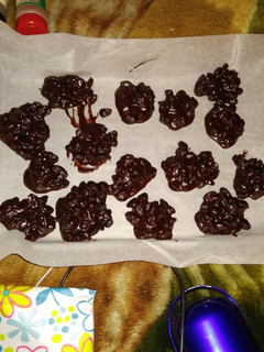 A picture of Chocolate-Covered Raisin Clusters.