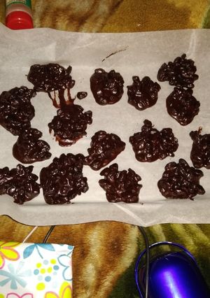 A picture of Chocolate-Covered Raisin Clusters.