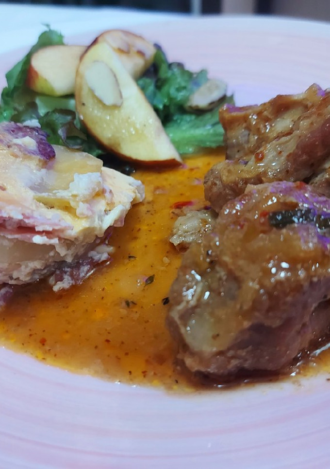 Una foto de Costilla en salsa de piña y chile de árbol