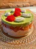 Torta di hummus, salmone crudo, crema di avocado e uova di lompo