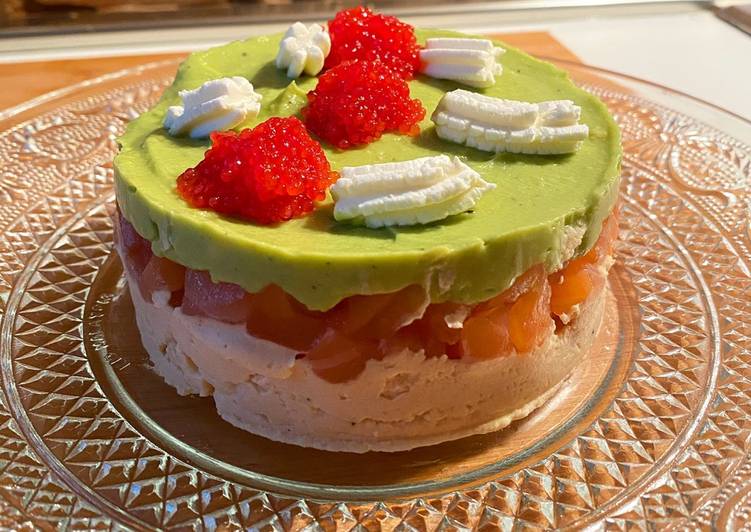 Torta salata di hummus, salmone crudo, crema di avocado e uova di lompo