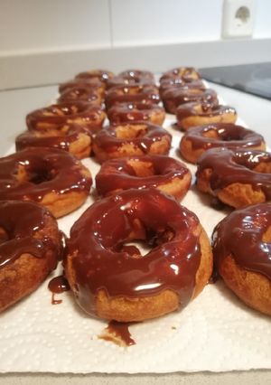 Una foto de Donuts caseros con chocolate