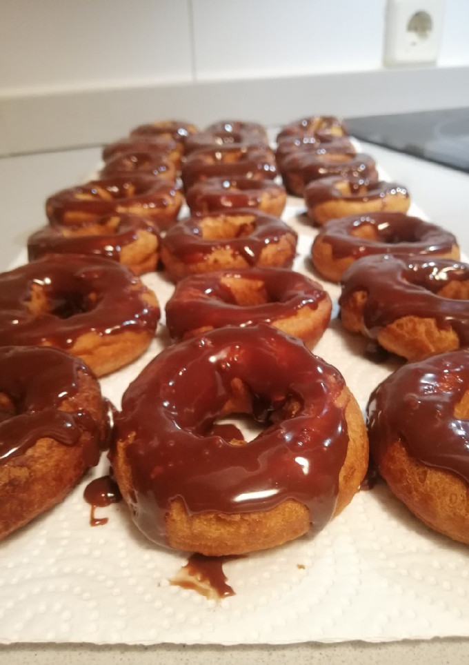 Una foto de Donuts caseros con chocolate