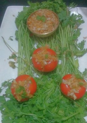ટામેટા પૌવા સલાડ (Tomato Pauva Salad Recipe In Gujarati) રેસીપી મુખ્ય ફોટો