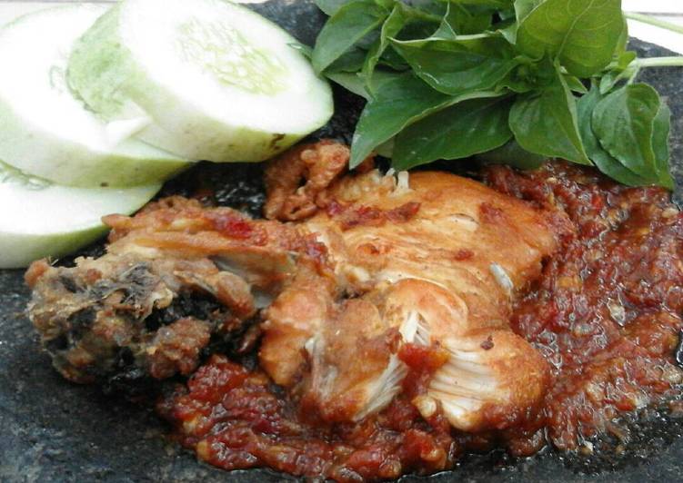 Bagaimana Menyiapkan 🍁AYAM PENYET ala vina🍁 Anti Gagal