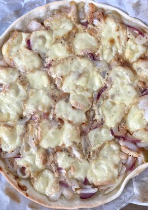 Une photo de Tarte oignons,raclette et moutarde
