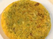 Una foto de tortilla de ajetes con patatas