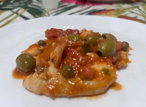 Foto di Filetti di Merluzzo con Pomodori, Olive Verdi e Capperi