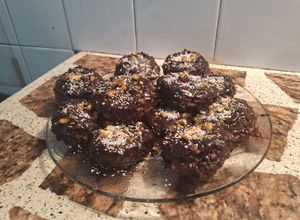 Una foto de Alfajores crocantes de pistachos y dulce de membrillo veganos