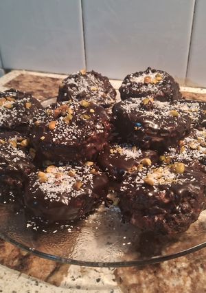 Una foto de Alfajores crocantes de pistachos y dulce de membrillo veganos
