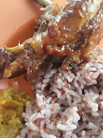 Bagaimana Membuat Ayam Kampung Panggang Sambal Bawang dengan Nasi Merah Istimewa