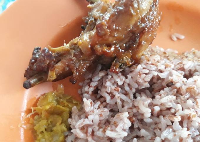 Ayam Kampung Panggang Sambal Bawang dengan Nasi Merah