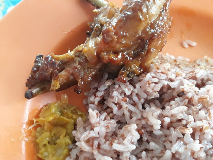 Bagaimana Membuat Ayam Kampung Panggang Sambal Bawang dengan Nasi Merah Istimewa