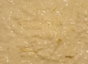 Una foto de Crema tipo hummus de arveja, diente de león, etc